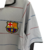 Camisa retrô cinza do Barcelona, modelo away de 03/04, com listras e logo da Nike.

