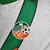 Camisa retrô da seleção da Irlanda de 1994/1996, nas cores branca, laranja e verde, com detalhes em verde e logo da Umbro.

