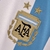 Camisa da Seleção da Argentina I 22/23, com listras azuis e brancas, detalhes em preto e logo da AFA.

