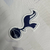 Camisa feminina do Tottenham Hotspur, modelo 22/23, na cor branca com detalhes em azul e o logo da Nike.

