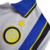 Camisa retrô masculina da Inter de Milão II 1997/1998, branca com detalhes em azul e amarelo, com logo da Umbro e estampa da Pirelli.

