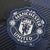 Camisa retrô do Manchester United, modelo 2013/2014, na cor azul marinho, com logotipo e estampa quadriculada.

