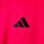 Camisa rosa do Fulham Away 23/24, confeccionada pela Adidas, com detalhes em preto e logotipo do time.

