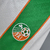 Camisa retrô da seleção da Irlanda de 1994, branca e verde, com detalhes em laranja e logo da Adidas.

