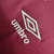 Camisa do West Ham United na cor vinho, com detalhes em azul e branco, modelo masculino para torcedores, da marca Umbro.

