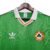 Camisa verde retrô da Irlanda de 1988 da Adidas, com detalhes em vermelho e branco.

