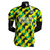 Camisa pré-jogo do Arsenal, modelo 22/23, nas cores amarelo, preto e verde, com logo da Adidas e patrocinador Emirates.