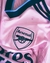 Camisa rosa do Arsenal, modelo 22/23, com detalhes em azul e logotipo da Adidas.