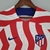 Camisa Atlético de Madrid Home 22/23 na cor vermelha e branca, com detalhes em azul e logo da Nike.

