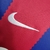 Camisa torcedor do Barcelona 23/24 da Nike nas cores azul e grená, destacando o logo da marca e o patrocinador Spotify.

