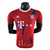 Camisa do Bayern de Munique 22/23 na cor vermelha, com detalhes em azul, logo da Adidas e escudo do time.