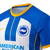 Camisa de futebol masculina do Brighton, modelo I 22/23, nas cores azul e branca com detalhes em amarelo.

