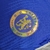 Camisa Chelsea Home 23/24 Jogador Nike Masculina na cor azul, com detalhes em branco e amarelo, mostrando o logo do time.

