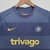 Camisa pré-jogo azul do Chelsea, da Nike, com logo do time e patrocinador Trivago.

