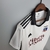 Camisa branca do Colo Colo com detalhes pretos, logo do clube e patrocinador Pilsen del Sur, modelo masculino da Adidas.