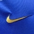 Camisa branca da seleção da Finlândia, com detalhes em azul e logo da Nike.

