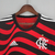 Camisa do Flamengo III 22/23 masculina da Adidas, predominantemente preta com listras vermelhas e logo do clube.