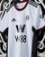 Camisa branca do Fulham I 22/23, modelo torcedor masculino da Adidas, com detalhes em vermelho e logo da equipe.

