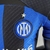 Camisa azul da Inter de Milão, modelo 22/23, com detalhes em preto e logo da Nike.

