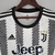 Camisa feminina branca e preta da Juventus I 22/23, com detalhes em triângulos e logo da Adidas.

