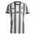 Camisa masculina branca e preta da Juventus, modelo I 22/23, com detalhes em triângulos e logo da Adidas.