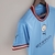 Camisa feminina do Manchester City na cor azul, modelo 22/23, com detalhes em vermelho e logo da Puma.

