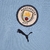 Camisa feminina do Manchester City na cor azul, modelo 22/23, com detalhes em vermelho e logo da Puma.

