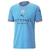 Camisa azul do Manchester City, modelo 22/23, com detalhes em vermelho e logo da Puma.