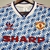 Camisa retrô do Manchester United Away 91/93, na cor azul e branco, com detalhes em vermelho e logo da Adidas.

