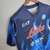 Camisa Napoli Flames Kit 22/23 masculina na cor azul, com detalhes em chamas e logotipos do patrocinador.