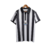 Camisa de torcedor masculina do Newcastle, com listras verticais em preto e branco e logo do time na parte frontal.