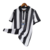 Camisa de torcedor masculina do Newcastle, com listras verticais em preto e branco e logo do time na parte frontal.

