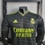 Camisa preta do Real Madrid da temporada 22/23, modelo jogador, com detalhes em amarelo e logo da Adidas.

