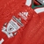 Camisa retrô do Liverpool, modelo home de 1993, nas cores vermelho e branco, com detalhes em verde e logo da Carlsberg.