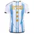 Camisa da Seleção Argentina Três Estrelas, azul e branca, com emblemas e inscrição "Campeones del Mundo".

