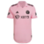 Camisa rosa do Inter Miami, modelo home 23/24, da Adidas, com logotipos e detalhes em preto.