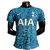 Camisa do Tottenham Hotspur 22/23, modelo Third, em azul royal e celeste, com detalhes em padrão gráfico e logo da Nike.