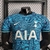 Camisa do Tottenham Hotspur 22/23, modelo Third, em azul royal e celeste, com detalhes em padrão gráfico e logo da Nike.

