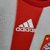 Camisa retrô do Bayern de Munique 2010/2011, masculina, nas cores vermelha e branca, com detalhes em listras e logo da Adidas.

