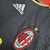 Camisa retrô preta do AC Milan II 2006, da Adidas, com detalhes em vermelho e logo da equipe.

