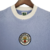 Camisa retrô azul do Manchester City de 1972, com detalhes em branco e logo bordado no centro.

