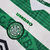 Camisa retrô do Celtic Futebol Clube da temporada 1998/1999, nas cores verde e branca, com listras horizontais e logo da Umbro.

