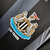 Camisa de treino do Newcastle United, modelo II 23/24, na cor preta com detalhes em cinza.

