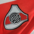 Camisa retrô branca do River Plate, temporada 2015/2016, com detalhes em vermelho e logo da Adidas.

