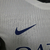 Camisa branca do Paris Saint-Germain II 24/25, com detalhes em azul e vermelho, patrocinada pela Qatar Airways.

