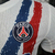 Camisa branca do Paris Saint-Germain II 24/25, com detalhes em azul e vermelho, patrocinada pela Qatar Airways.

