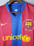 Camisa retrô do Barcelona, modelo 07/08, nas cores vermelha e azul, com mangas longas e logo da Nike.

