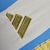 Camisa da Seleção da Argentina I 24/25, manga longa, com listras azuis e brancas e detalhes em dourado.

