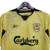 Camisa retrô amarela do Liverpool da temporada 2004/2005, confeccionada pela Reebok, com logomarca do time e patrocinador Carlsberg.

