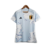 Camisa feminina azul da seleção da Bélgica 23/24, feita pela Adidas, com detalhes em branco e o escudo da seleção.